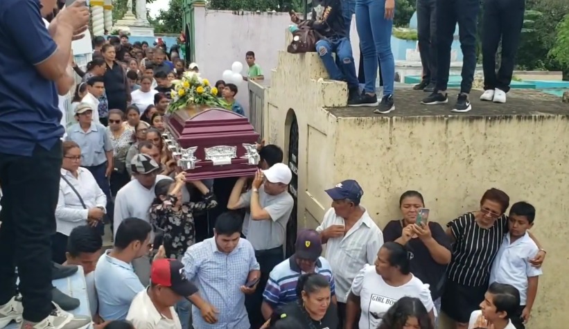 Triste sepelio de niño asesinado por su hermano mayor