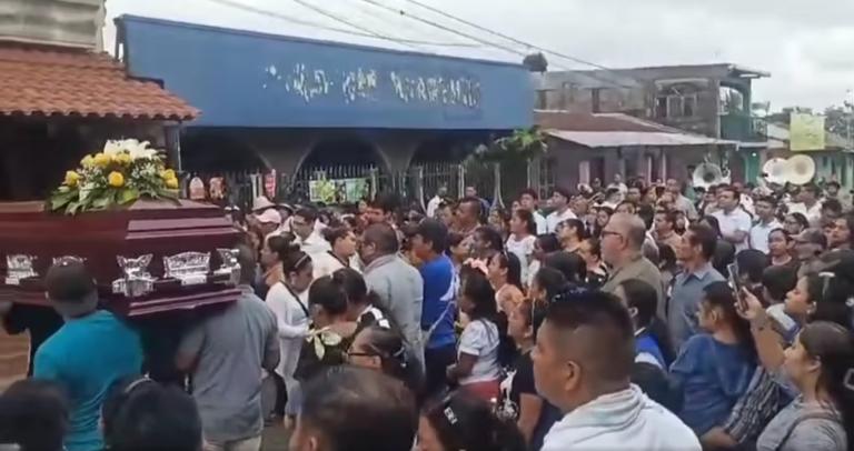 Cientos de personas acompañan sepelio de niño asesinado por su hermano mayor en Catarina