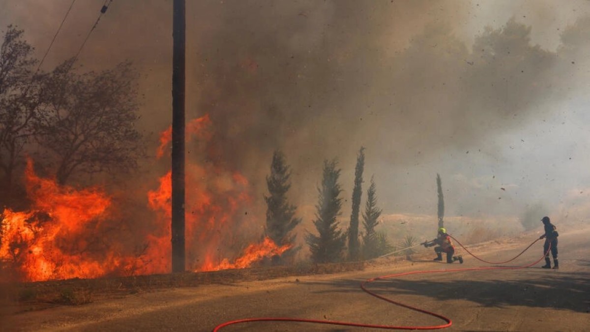 Incendio forestal cerca de Atenas: miles evacuados, hospitales afectados