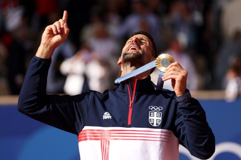 El serbio Novak Djokovic gana medalla de oro en tenis Olímpico venciendo a Carlos Alcaraz