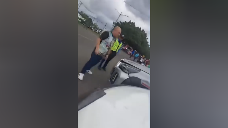 Rosendo Álvarez ofrece disculpas a oficial de policía por irrespetarla
