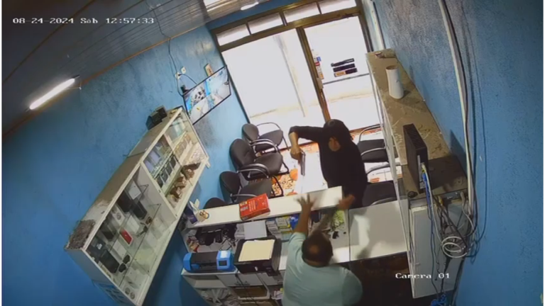 Hombre baleado por delincuentes en su negocio sigue recuperándose en un hospital capitalino