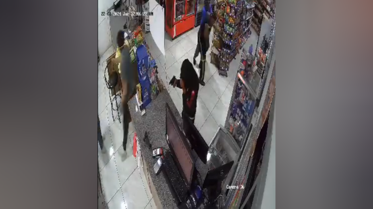 Trío de ladrones ejecuta violento robo en Mini Super de la carretera nueva a León