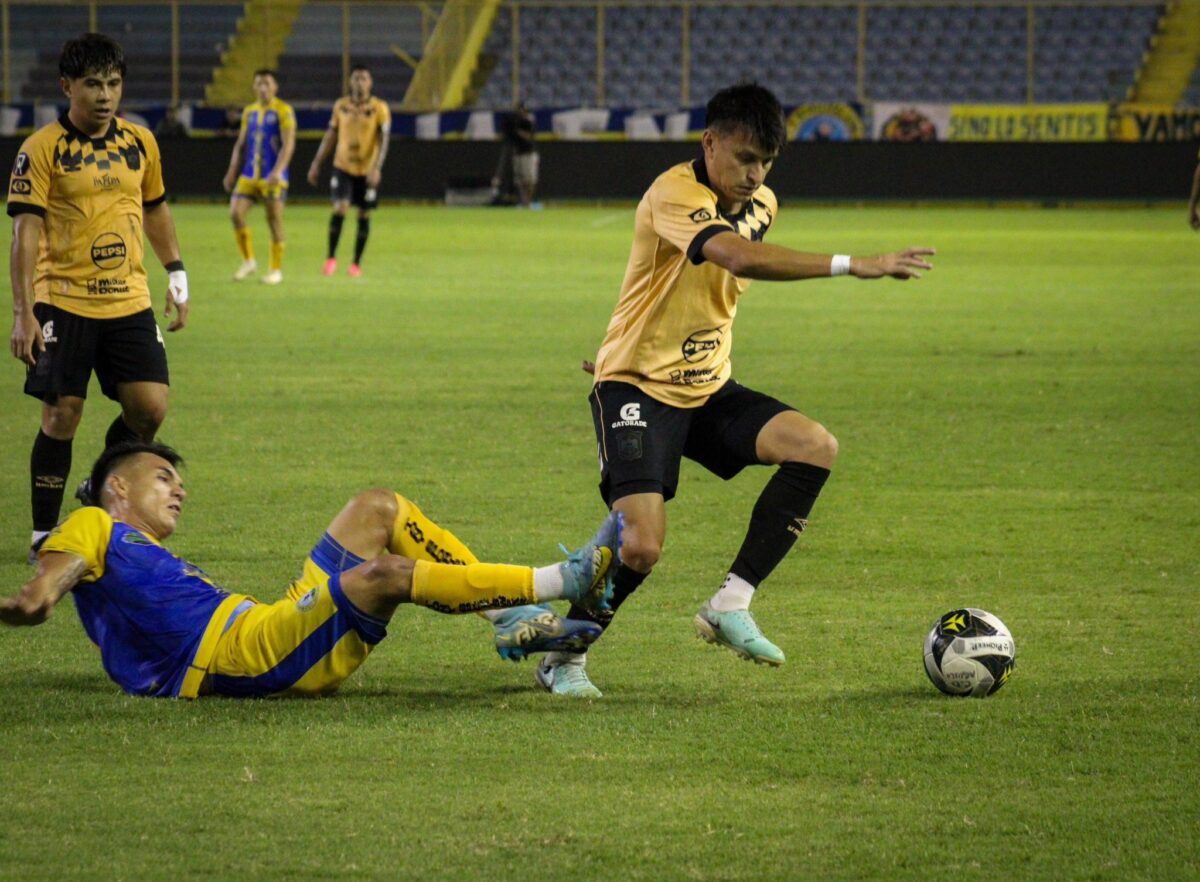 El Águila volvió a la cima de la tabla del Apertura 2024, con un partido más que el Firpo, tras vencer al Limeño por 3-1