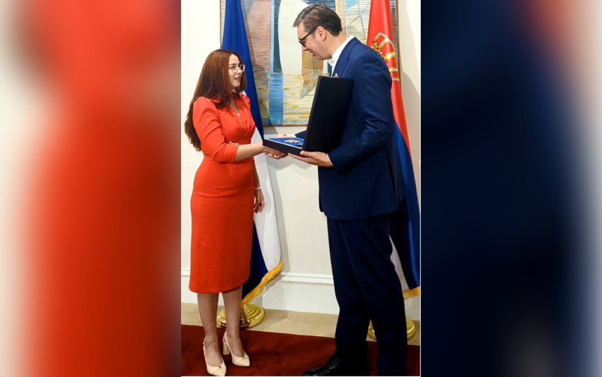 El presidente Serbio Aleksandar Vučić entrega la Orden de la Bandera de Serbia a nuestra compañera Eleane Pichardo Urbina