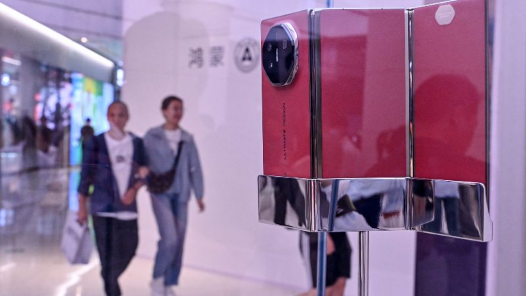 Huawei sorprende con el primer móvil de triple pantalla plegable del mundo