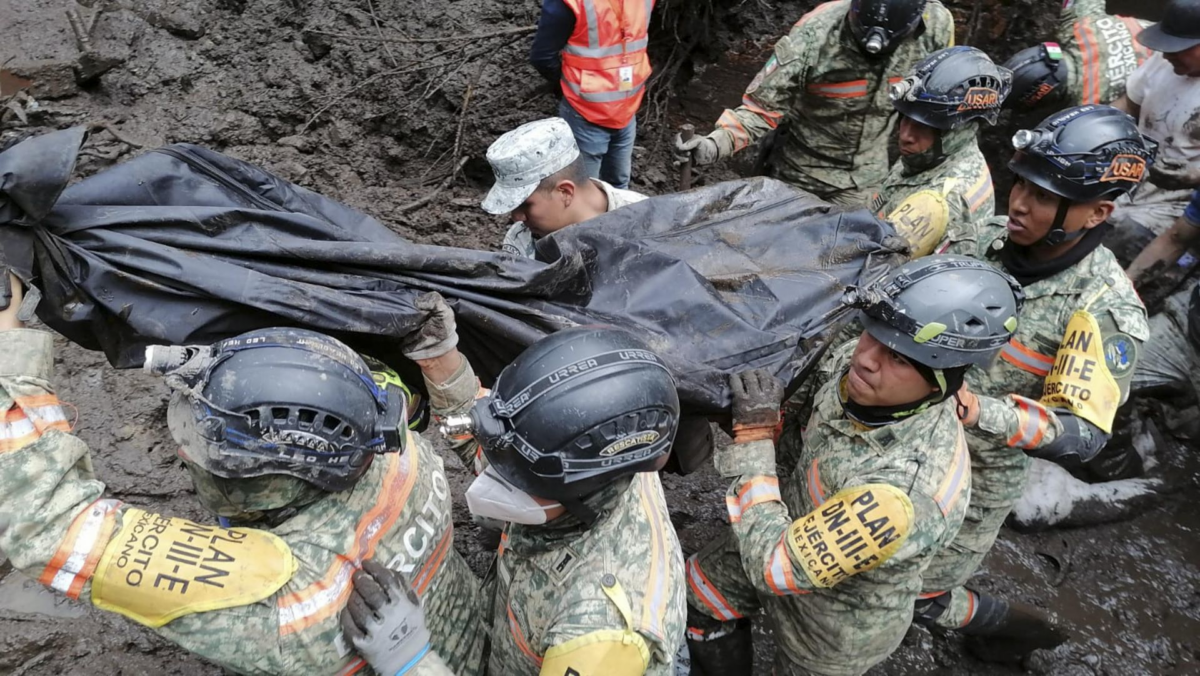 Fuerte lluvia de este domingo causó deslave de un cerro que sepultó varias viviendas en la colonia Emiliano Zapata en Naucalpan