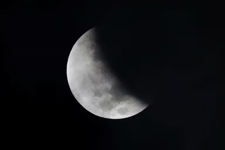 Un espectáculo astronómico: Eclipse parcial de luna y superluna esta noche