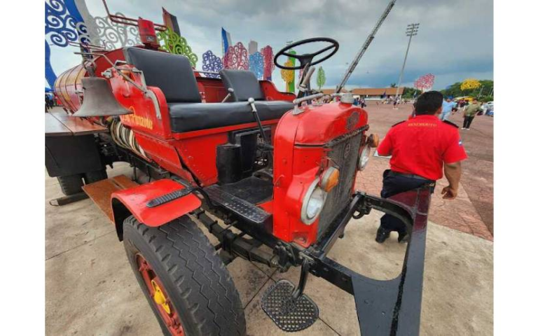 Exposición de vehículos y equipos de Bomberos Unidos y el Sistema Penitenciario atrae a las familias