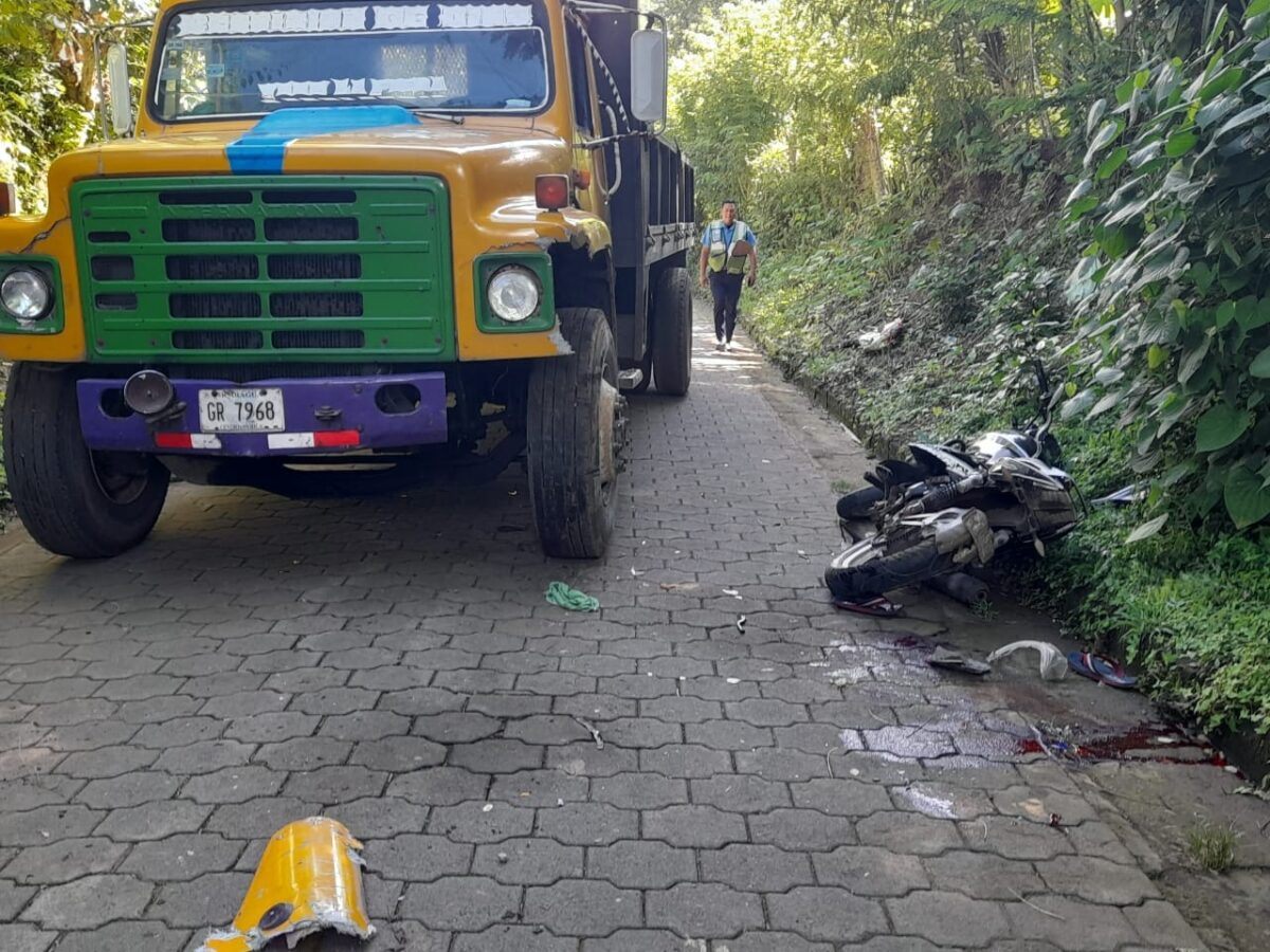 Trágico accidente: motociclista fallece al chocar con camión en Masaya