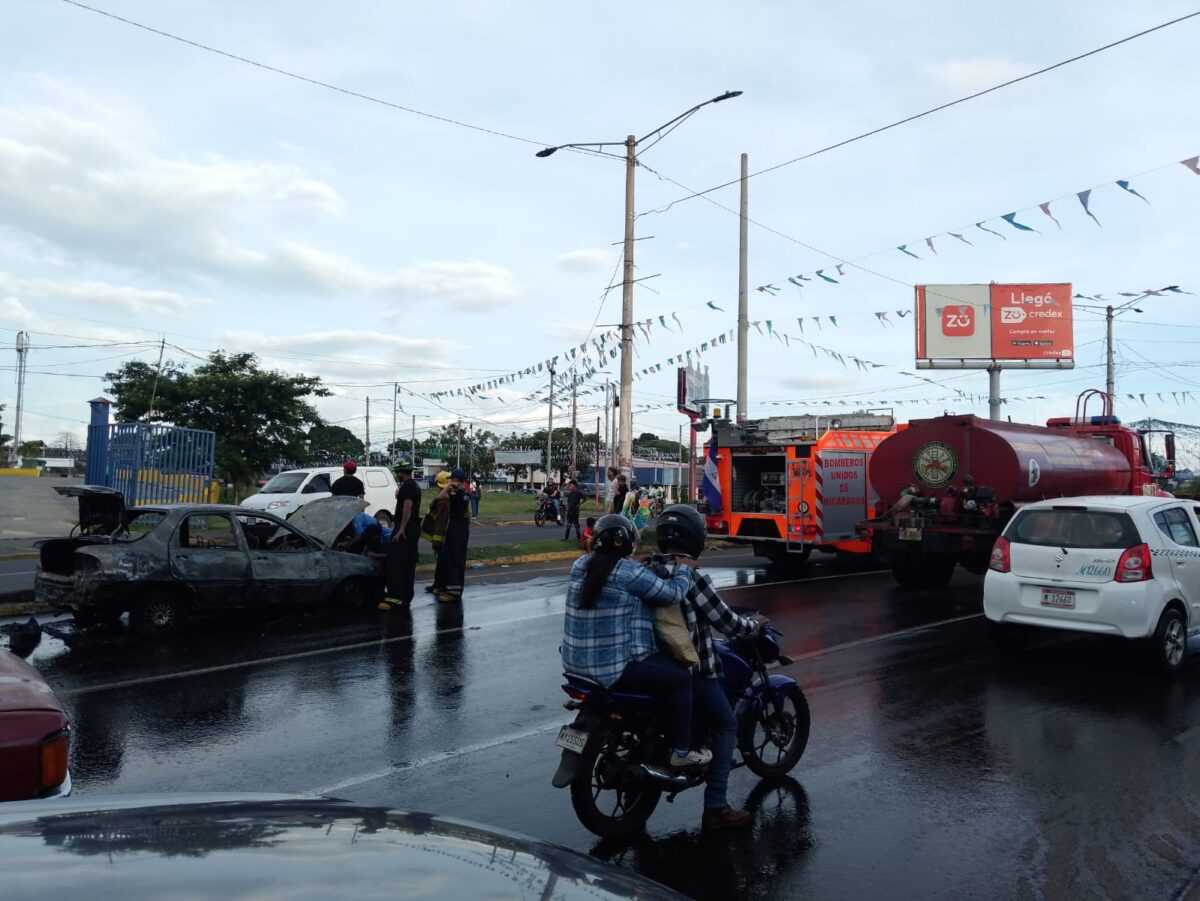 Impresionante incendio de vehículo KIA en rotonda Cristo Rey, Managua