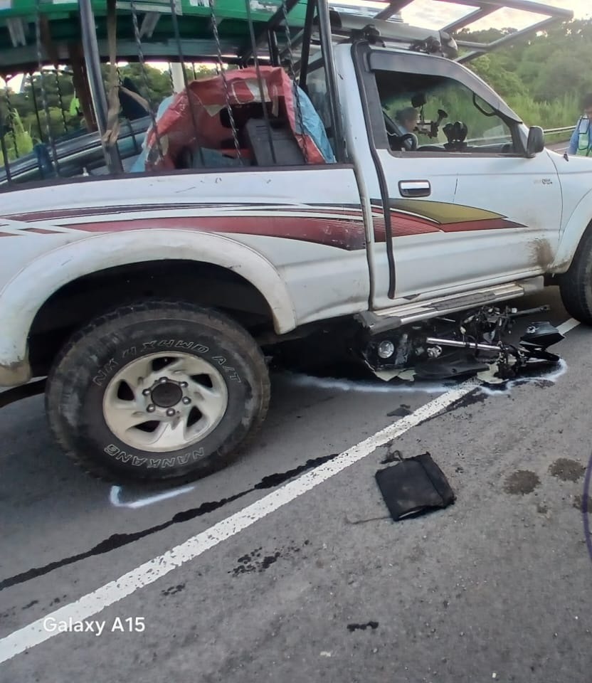 Motociclista herido al chocar con camioneta en la carretera Sur