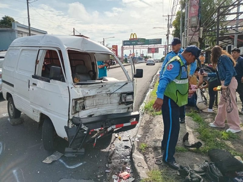 Grave accidente de tránsito: motociclista atropellado por microbús