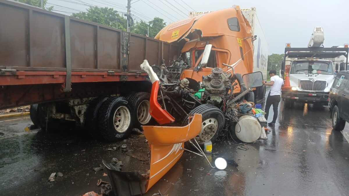 Milagro de Dios: Conductor resulta ileso tras colisión con rastra en Managua