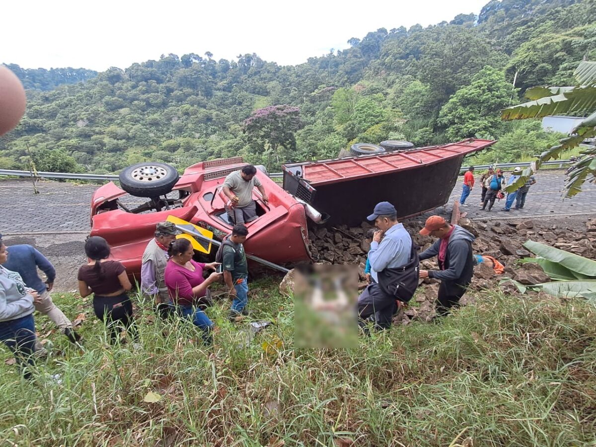 Tres muertos en vuelco de camión cargado de piedra caliza