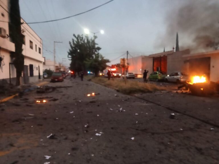 Ataque con coche bomba deja 3 policías heridos en Guanajuato, México