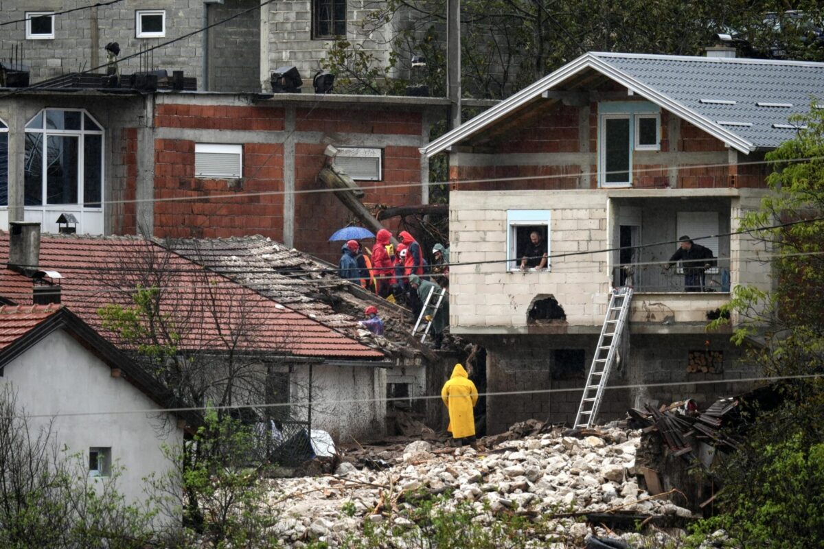 Bosnia busca a un desaparecido en inundaciones que causaron 26 muertos