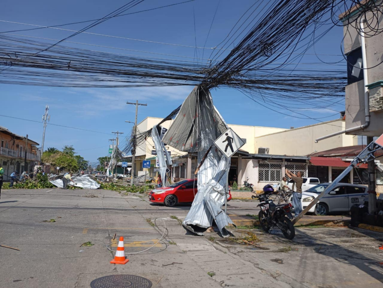 Vientos huracanados y lluvias causan estragos en Puerto Cortés