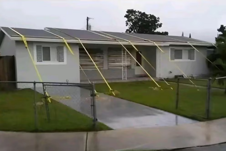 ¡Ni el viento lo mueve! Hombre amarra su casa para enfrentar al huracán Milton en Orlando