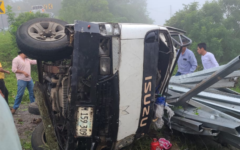 Trabajador de ferretería muere en vuelco de camión, en San Juan de Limay