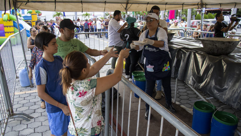 Puerto Salvador Allende conmemora Día de la Resistencia Indígena con 2 mil porciones de Indio viejo