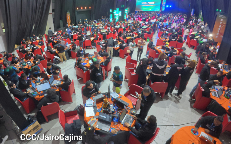 Más de 400 jóvenes compiten en el Hackathon Nicaragua 2024