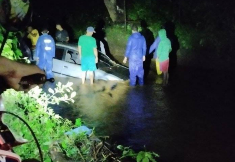 Padre e hijo se salvan de morir al ser arrastrado vehículo por corrientes de cauce en Managua