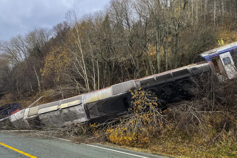 Descarrilamiento de tren en Noruega deja un muerto y cuatro heridos