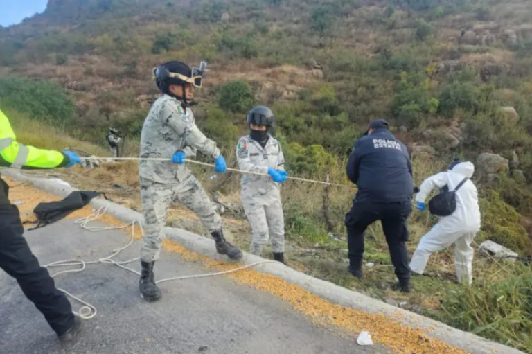 24 muertos y cinco lesionados al desbarrancarse un autobús en Zacatecas, México