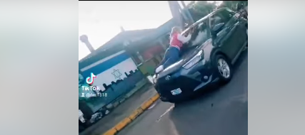 Graban a mujer aferrada a carro en marcha luego de agredir a otra por un hombre en Managua