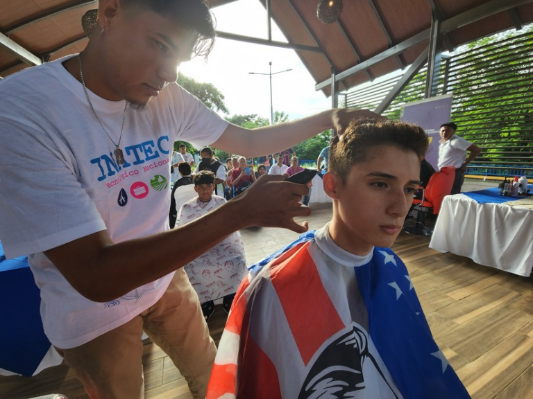 Jóvenes barberos y barberas brillan con su arte en Festival «Emprendiendo y Prosperando»