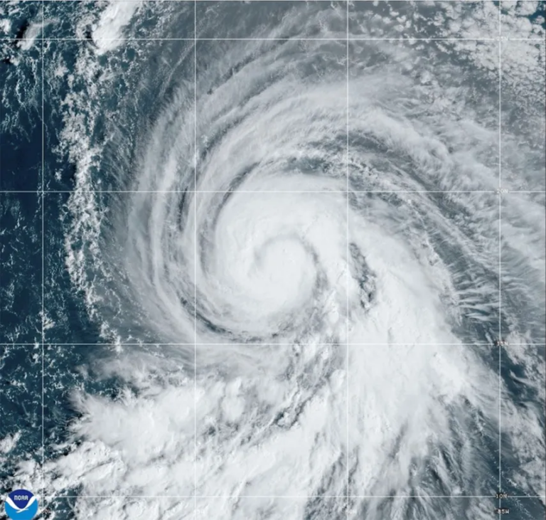 Huracán Kirk alcanza categoría 4 amenazando con fuerte oleaje las costas de Florida