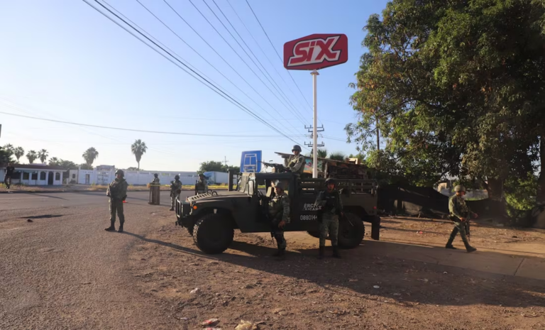 Bloqueos, incendios y seis asesinatos desatan caos en Sinaloa, México