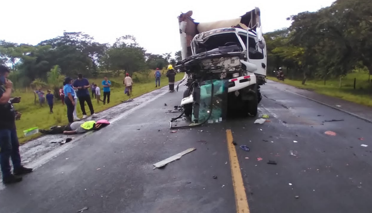 Un muerto y un lesionado al dormirse chofer de camión e impactar contra bus parqueado en Acoyapa