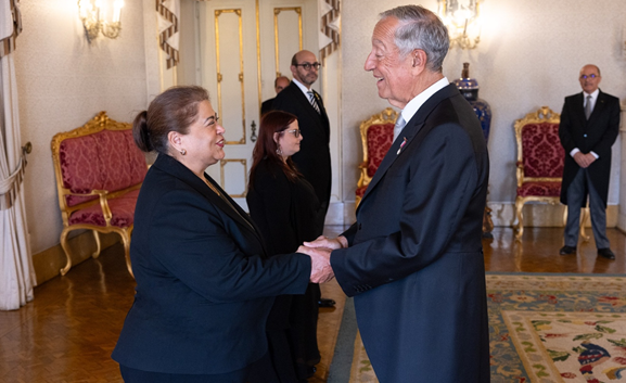 Compañera Sylvia Miranda Paniagua en un momento de intercambio con el Prof. Dr. Marcelo Rebelo de Sousa, Presidente de la República Portuguesa