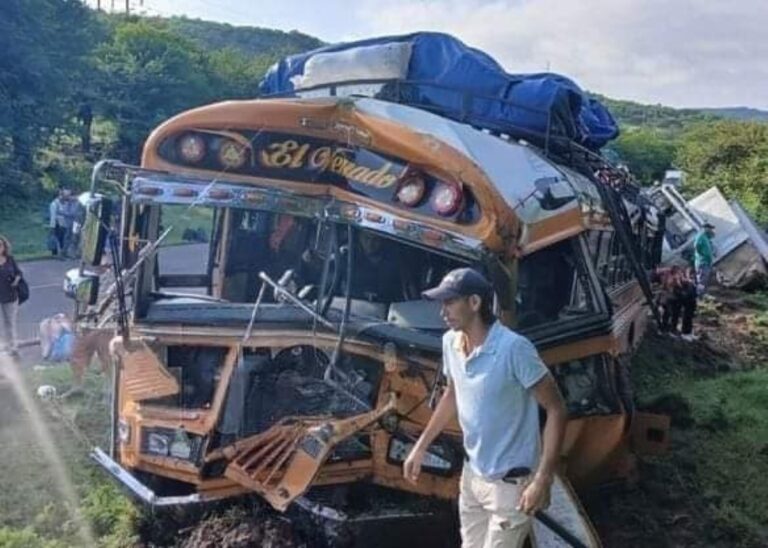 Chofer de bus sufre graves lesiones en fuerte colisión contra camión, en Boaco