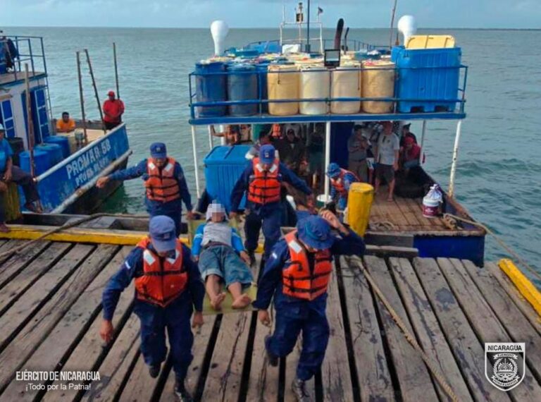 Fuerza Naval salva a dos pescadores tras sufrir síndrome de descompresión en Cayos Miskitos