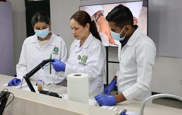 Universidad Nacional Agraria inaugura moderno laboratorio de suelos y agua