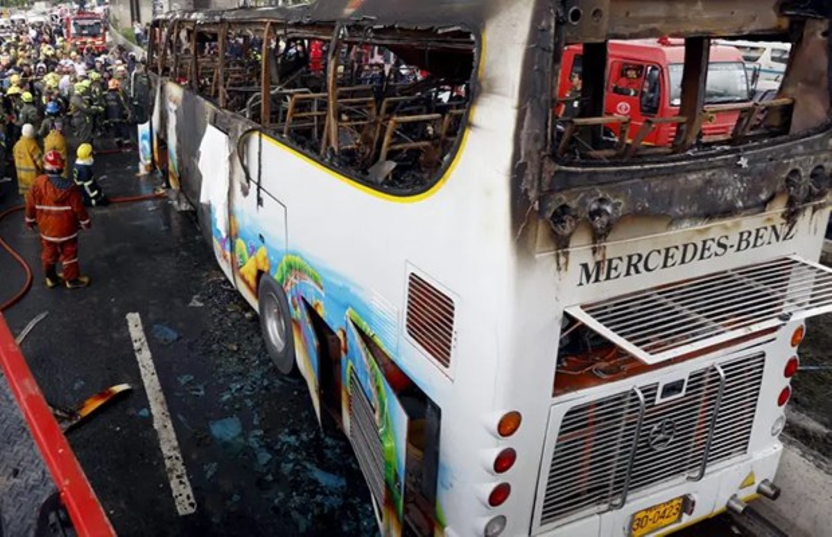 Tragedia en Tailandia: 20 muertos en incendio de autobús escolar