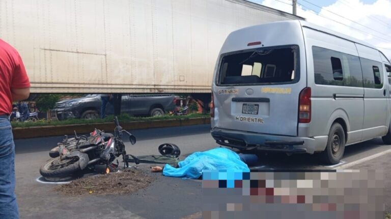 Motorizado muere con el cuello cortado al estrellarse contra microbús en Carretera a Masaya