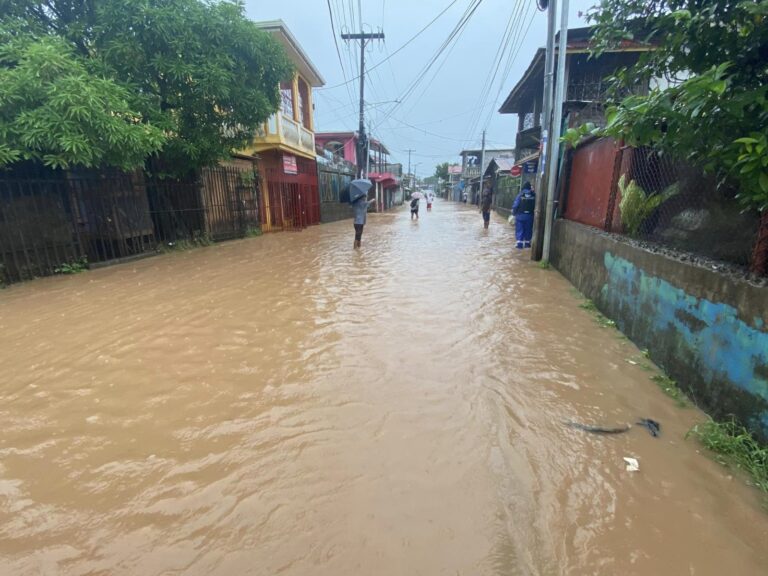 Paso de onda tropical provoca anegaciones en calles de Bluefields