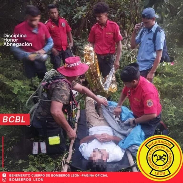 Bomberos rescatan a 2 turistas perdidos en Volcán Telica, León