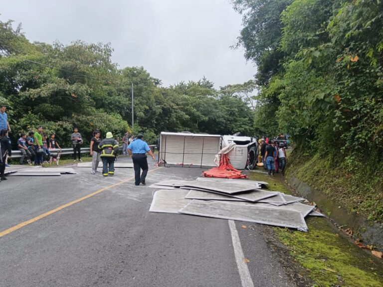 Vuelco de camión por falla mecánica deja 3 heridos en Comarca La Naranjita, en Yalí, Jinotega