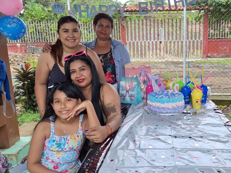 Familia caraceña celebra cumpleaños en Centro turístico Xilonem