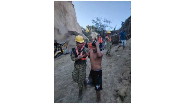 Derrumbe en El Salvador deja 3 muertos y 2 rescatados con vida