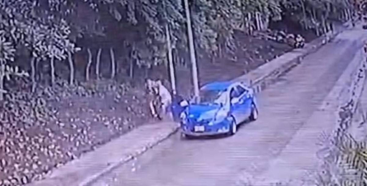 Dos delincuentes de este carro azul intentaron asaltar a una joven en Vistas de Motastepe