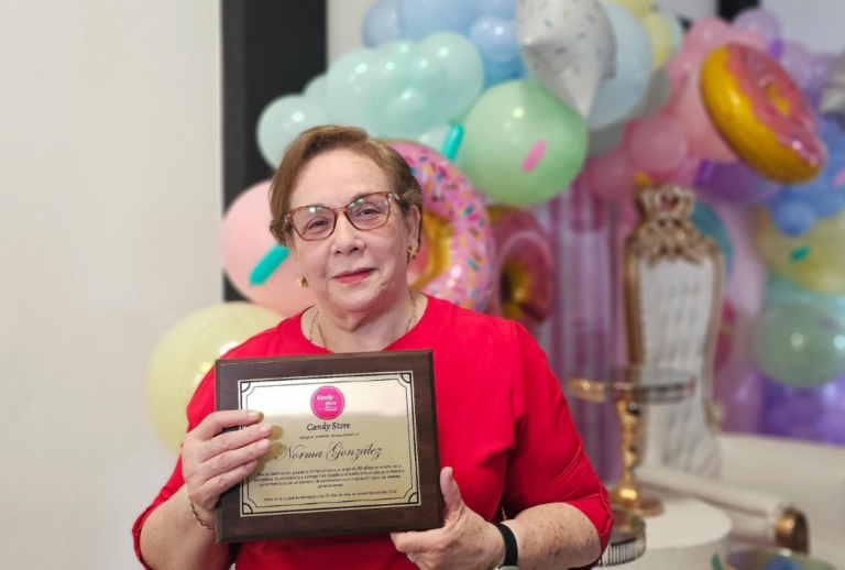 Norma González, pionera de la pastelería en Nicaragua, recibe reconocimiento por sus 50 años de labor