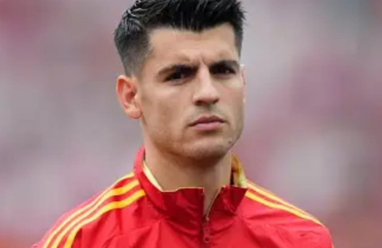 El delantero español Alvaro Morata esta hospitalizado por un golpe en la cabeza