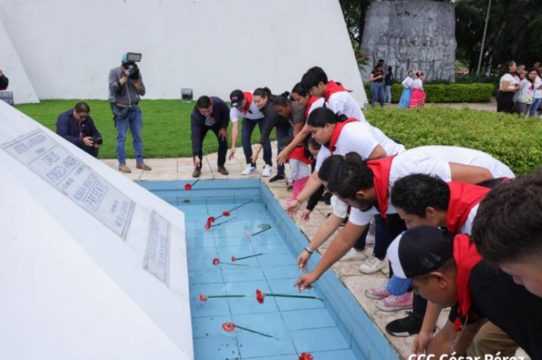 Juventud Sandinista rinde homenaje a Héroes y Mártires de la Patria en el Día de los Santos y Fieles Difuntos