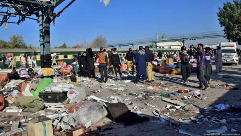 Explosión en Pakistán: 17 muertos y 46 heridos en estación de Quetta